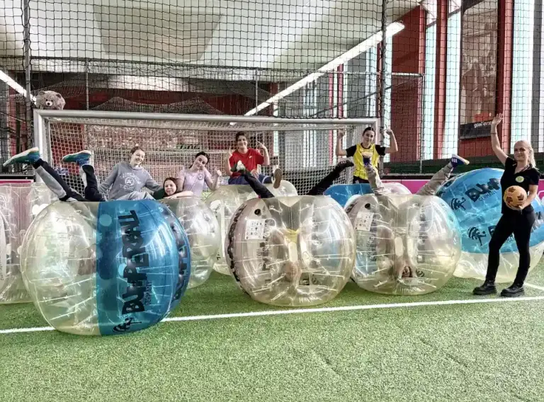 Kindergeburtstag-Indoor-Essen-Soccerhalle-Bumperball-Bubble-Soccer Kinder mit Bubble Soccer Bällen und Bumperbällen beim Kindergeburtstag in der Soccerhalle im Laola Sportcenter Essen