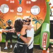 Aufgeblasenes Fußball-Darts mit einer riesigen Lochwand auf dem SMAG Sundance Festival 2025 am Seaside Beach Baldeney, bei dem sich im Vordergrund zwei Teilnehmer in den Armen halten.