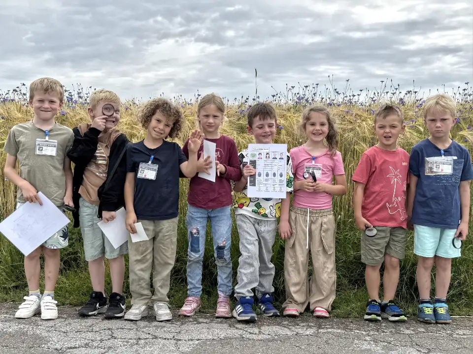 Ein Gruppenbild von Kindern während einer Schatzsuche auf dem Kindergeburtstag.