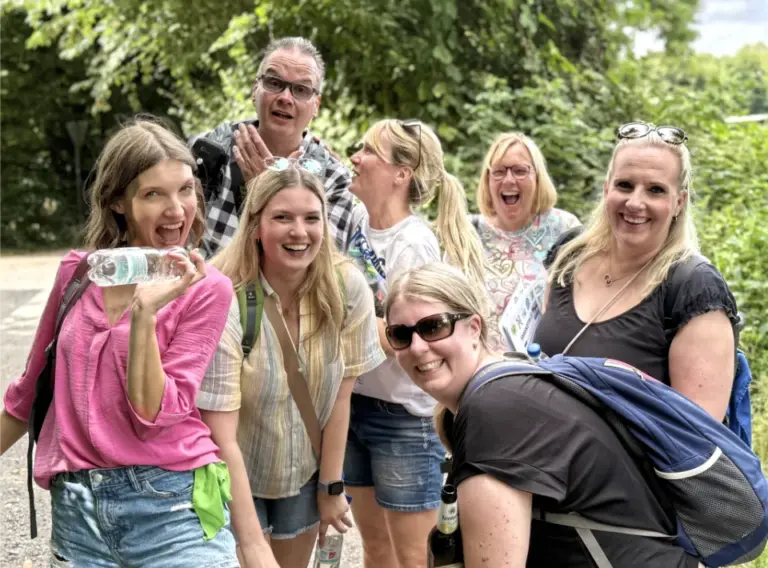 Schnitzeljagd-Teambuilding-Sommerfest Mitarbeiter der Sparkasse Essen beim Betriebsausflug auf einer Schnitzeljagd in Essen.