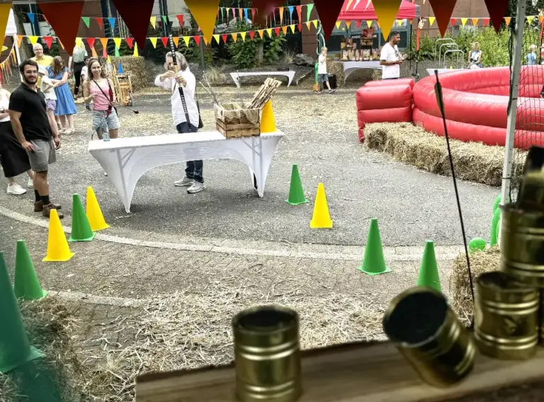 Sommerfest-Firmenfeier-Firmenfest-Teambuilding-Westerncity-Dosenschießen-Dosenwerfen-Bogenschießen-Pfeil-und-Bogen Mitmachstation "Dosenscheißen mit Pfeil & Bogen" auf dem Event Jahrmarkt.