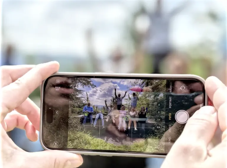 Sommerfest-Firmenfeier-Teambuilding-Betriebsausflug-Schnitzeljagd Gruppenfoto auf Schnitzeljagd während des Teambuilding-Events "Schnitzeljagd" in Essen am Baldeneysee mit der Eventagentur "Deine Erlebnismacher".