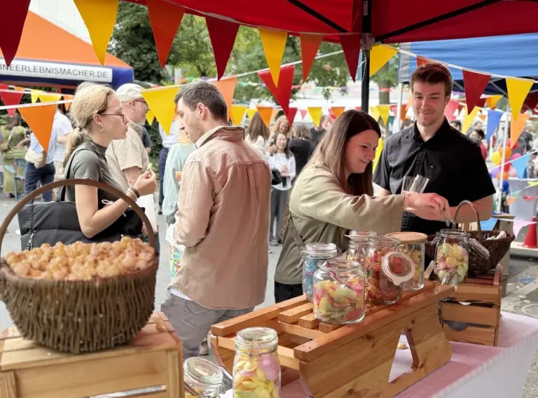 Sommerfest-Jahrmarkt-Teambuilding-Event-Firmenfeier-Candybar-Kirmes Candybar mit verschiedenen Süßigkeiten auf dem Sommerfest der Firma Moldino aus Hilden.