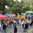 Sommerfest als Jahrmarkt Event mit verschiedenen Ständen wie Ringewerfen, Pfeilewerfen und Hüpfburg der Firma Moldino in Hilden.