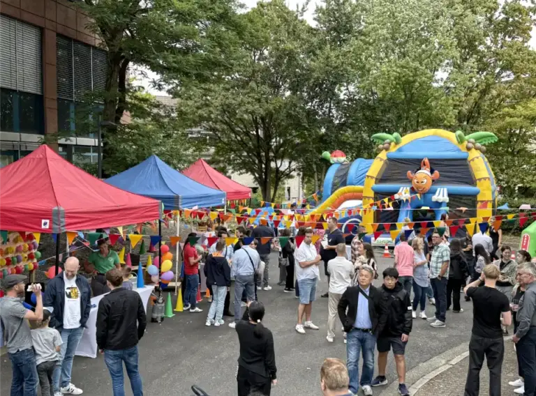 Sommerfest-Jahrmarkt-Teambuilding-Event-Firmenfeier-Kirmes Sommerfest als Jahrmarkt Event mit verschiedenen Ständen wie Ringewerfen, Pfeilewerfen und Hüpfburg der Firma Moldino in Hilden.