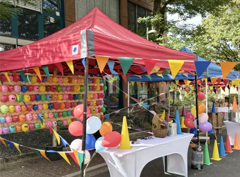 Sommerfest-Jahrmarkt-Teambuilding-Event-Firmenfeier-Pfeilewerfen Pfeilewerfen als mobile Jahrmarktbude zum Mieten und Leihen.