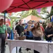 Mitarbeiter:Innen beim Pfeilewerfen auf dem Sommerfest "Jahrmarkt" mit verschiedenen Ständen von der Kirmes.