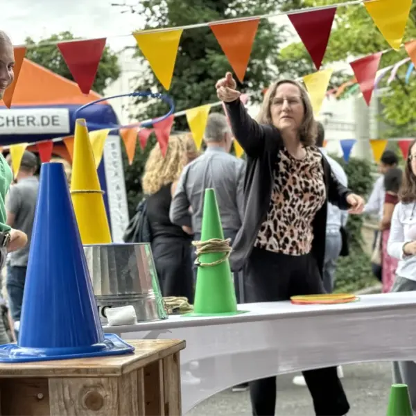 Frau beim Ringewerfen auf der Firmenfeier vom Sommerfest der Firma Moldino in Hilden.
