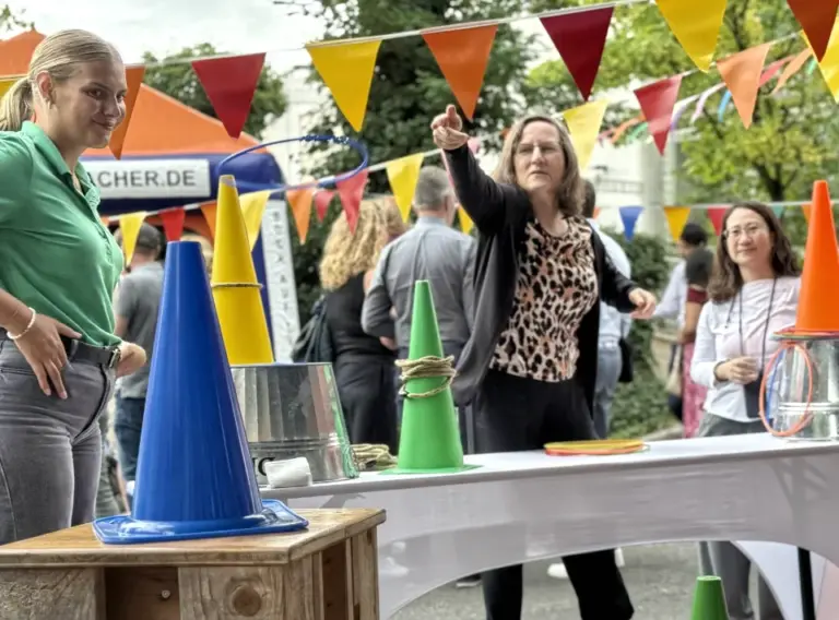 Sommerfest-Jahrmarkt-Teambuilding-Event-Firmenfeier-Ringewerfen-Vermietung Frau beim Ringewerfen auf der Firmenfeier vom Sommerfest der Firma Moldino in Hilden.
