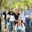 Gruppenfoto von Kollegen:innen beim Teambuidling Event "Schnitzeljagd" am Seaside Beach Baldeney in Essen.
