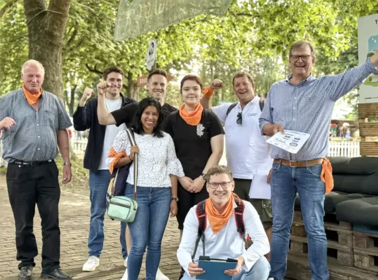 Sommerfest-Schnitzeljagd-Schatzsuche-Teambuilding-Escape-Games Gruppenfoto von Kollegen:innen beim Teambuidling Event "Schnitzeljagd" am Seaside Beach Baldeney in Essen.