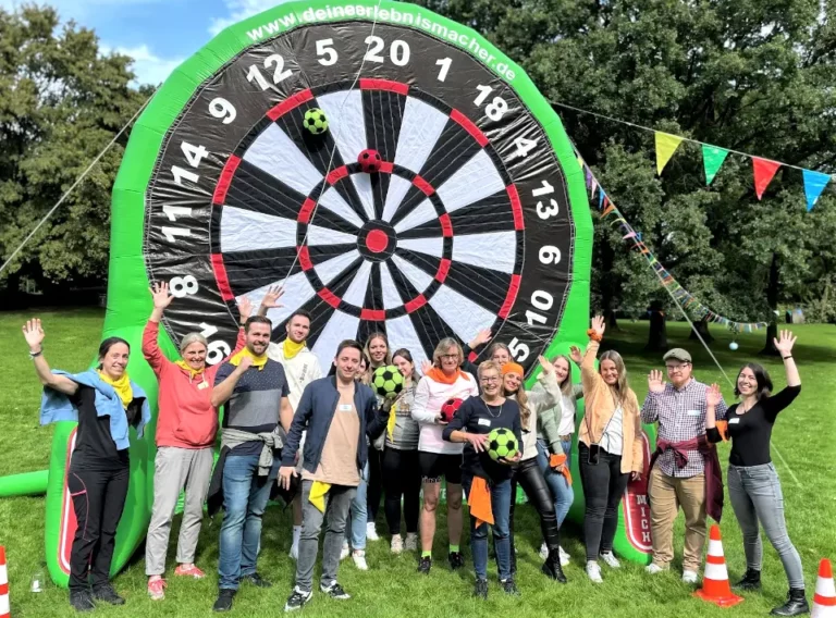 Sommerfest-Teambuilding-Firmenfeier-Fußballdart-Fußballdarts-Verleih-Soccerdarts