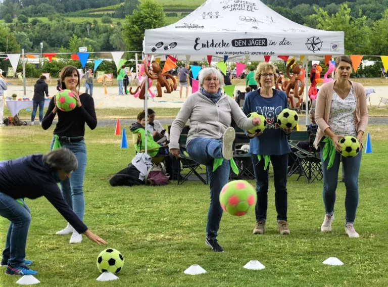 Sommerfest-Teambuilding-Firmenfeier-Fußballdart-Fußballdarts-Verleih-Soccerdarts-Eventmodul-Teamevents Sommerfest-Teambuilding-Firmenfeier-Fußballdart-Fußballdarts-Verleih-Soccerdarts-Eventmodul-Teamevents