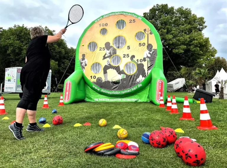 Sommerfest-Teambuilding-Firmenfeier-Fußballdart-Fußballdarts-Verleih-Soccerdarts-Teamevents
