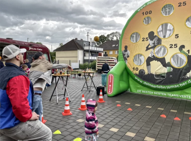 Sommerfest-Teambuilding-Firmenfeier-Fußballdart-Fußballdarts-Verleih-Soccerdarts-Teamevents-Eventmodul Sommerfest-Teambuilding-Firmenfeier-Fußballdart-Fußballdarts-Verleih-Soccerdarts-Teamevents-Eventmodul