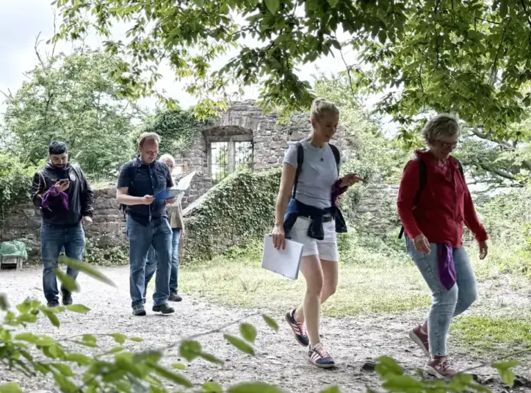 Teambuilding-Outdoor-Event-Schnitzeljagd-Sommerfest Menschen auf Firmenfeier mit der Eventagentur "Deine Erlebnismacher" während des Teambuilding-Event Schnitzeljagd in Essen.