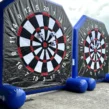 2 Fußballdarts Eventmodule nebeneinanderstehend mit riesigen Klettwänden