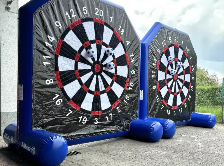 Verkauf-Fußballdart-Fußballdarts-Kaufen-Fussball-Dart-Allianz-Klettwand 2 Fußballdarts Eventmodule nebeneinanderstehend mit riesigen Klettwänden