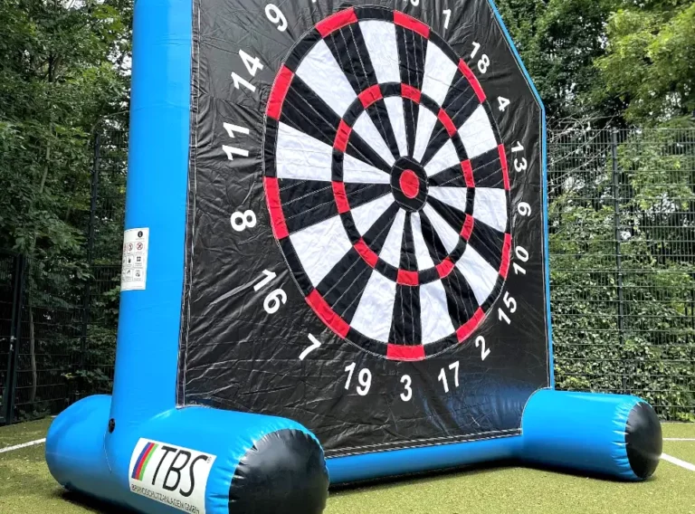 Verkauf-Fußballdarts-Fussball-Darts Hellblaues Fußballdarts Modul mit Dartswand aus Klett der Firma TBS Brandschutz