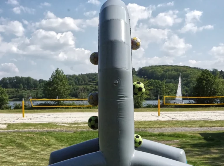 Verkauf-Fußballdarts-Fussballdart-Kaufen-Fußball-Dart-Doppelseitig-KJR-Freudenstadt Seitliche Ansicht eines hellgrauen Fußball Dart Moduls mit zwei Spielflächen an denen Klettbälle haften