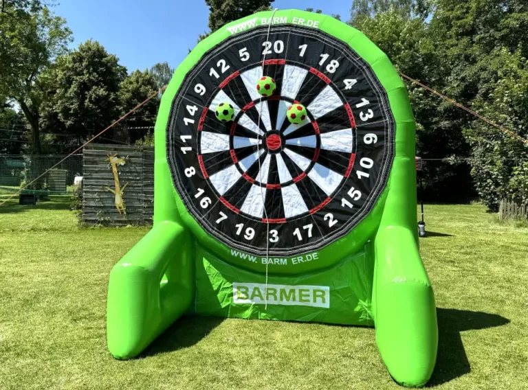 Verkauf-Fußballdarts-Fussballdart-Kaufen-Fußball-Dart-Klettwand-Barmer Hellgrünes Fussball-Darts Modul der BARMER Versicherung mit Klettwand in einer Höhe von 3.50 Metern am Seaside Beach Baldeney