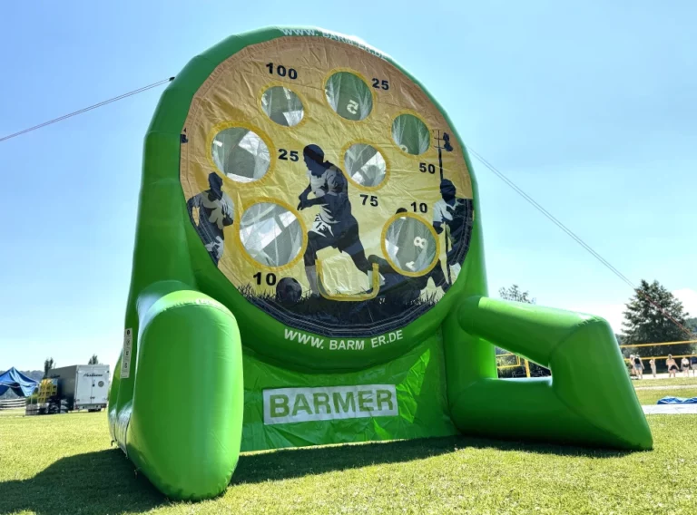 Verkauf-Fußballdarts-Fussballdart-Kaufen-Fußball-Dart-Klettwand-Barmer-Krankenversicherung Rückseite eines aufgeblasenen Fußballdarts der BARMER Versicherung mit einer Spielfläche in der Gestalt einer riesigen Lochwand mit 7 Löchern
