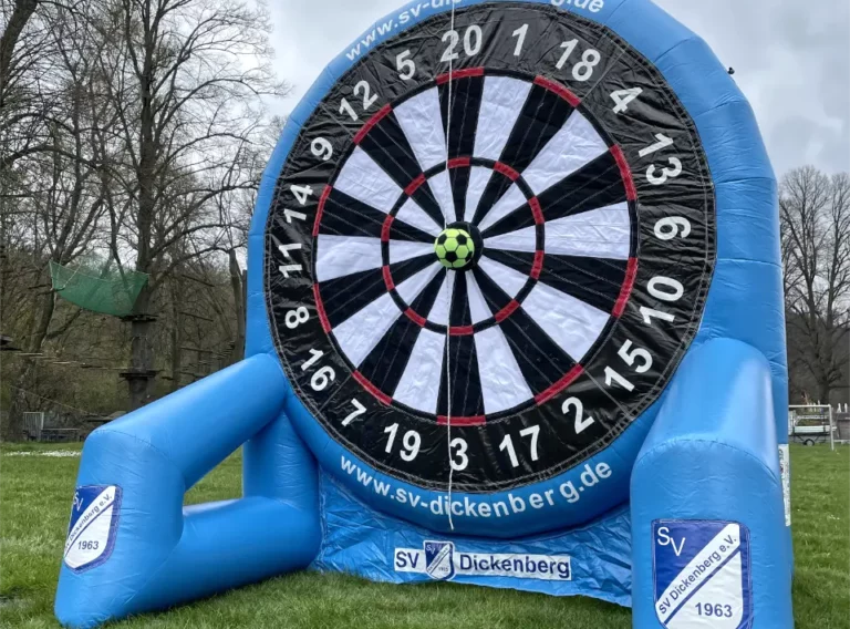 Verkauf-Fußballdarts-Fussballdart-Kaufen-Fußball-Dart-Klettwand-SV-Dickenberg Hellblaues Fußball Darts Eventmodul mit einer riesigen Klettwand in der Gestalt eines Dartsboard vom SV Dickenberg