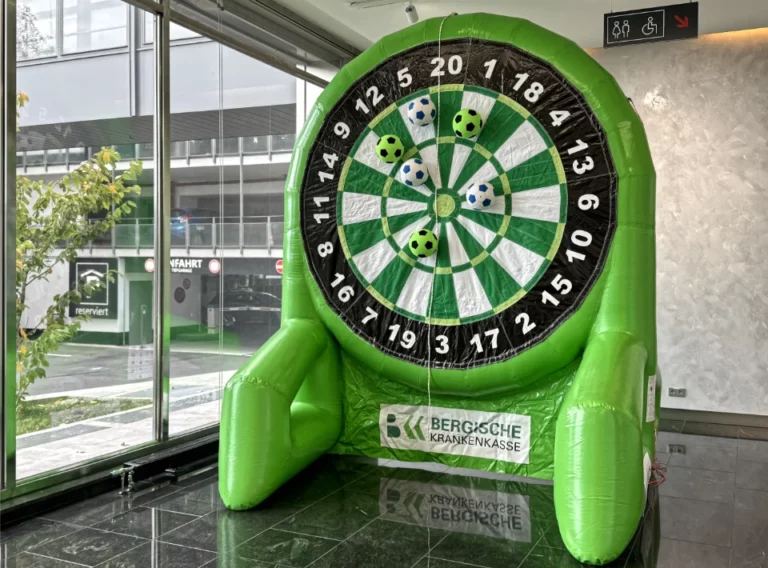 Fußball-Dart-Kaufen Luftverschlossenes Fußball Dart von der Bergischen Krankenkasse in der Höhe von 3.50 Metern mit einer Spielfläche aus Klett und 6 Klettbällen aufgebaut im Foyer des Designe Office Essen