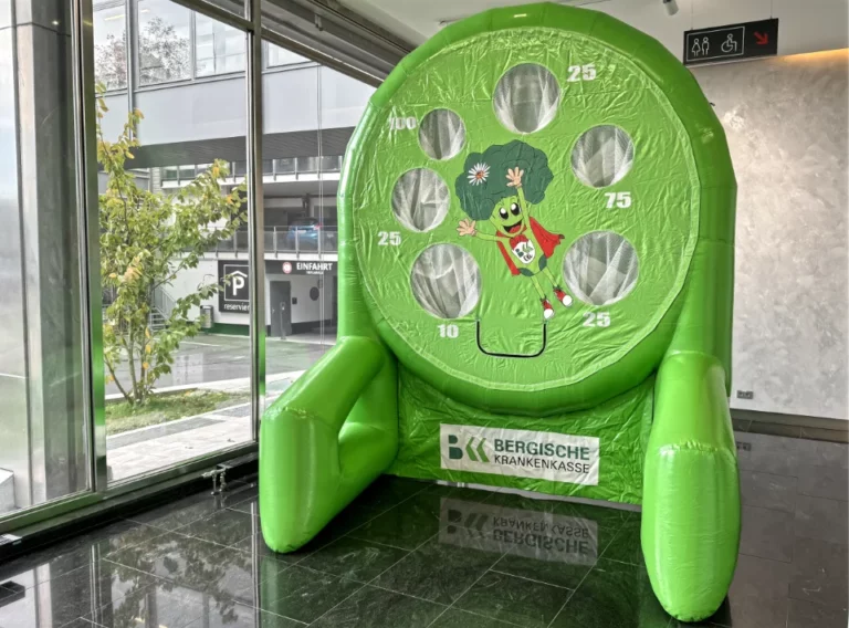 Verkauf-Fußballdarts-Fussballdart-Kaufen-Fußball-Dart-Lochwand-Bergische-Krankenversicherung Rückseite vom aufgeblasenem Fußballdarts der Bergischen Krankenkasse in der Farbe hellgrün mit einer Lochwand mit 6 Löchern
