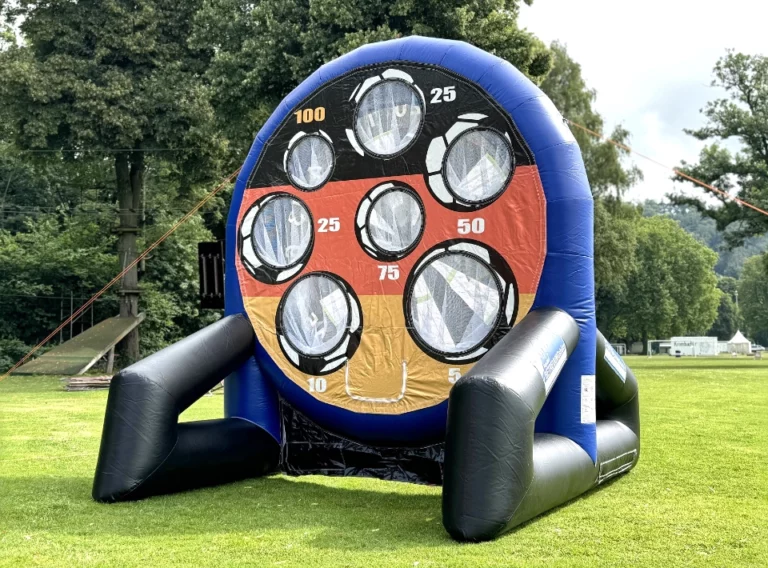 Verkauf-Fußballdarts-Fussballdart-Kaufen-Fußball-Dart-Lochwand-Bundeswehr Rückseite von einem aufgeblasenen Fußballdart Modul mit einer Spielfläche als Torwand mit 7 Löchern