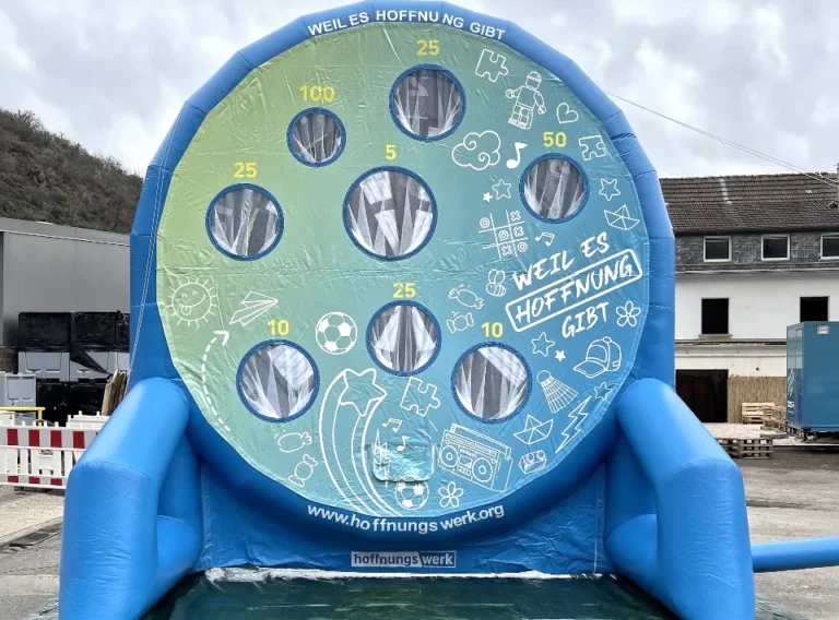 Verkauf-Fußballdarts-Fussballdart-Kaufen-Fußball-Dart-Lochwand-Hoffnungswerk Hellblaues Eventmodul vom Hoffnungswerk in Ahrweiler mit einer riesigen Spielfläche als Torwand mit Löchern