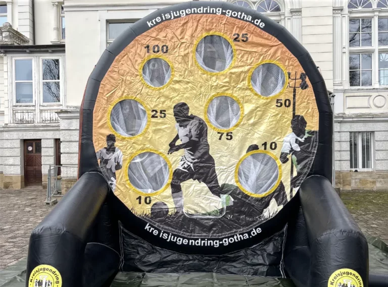 Verkauf-Fußballdarts-Fussballdart-Kaufen-Fußball-Dart-Lochwand-Kreisjugendring Aufgeblasenes Eventmodul vom KJR Gotha in schwarz mit einer Spielfläche in der Gestalt einer Lochwand