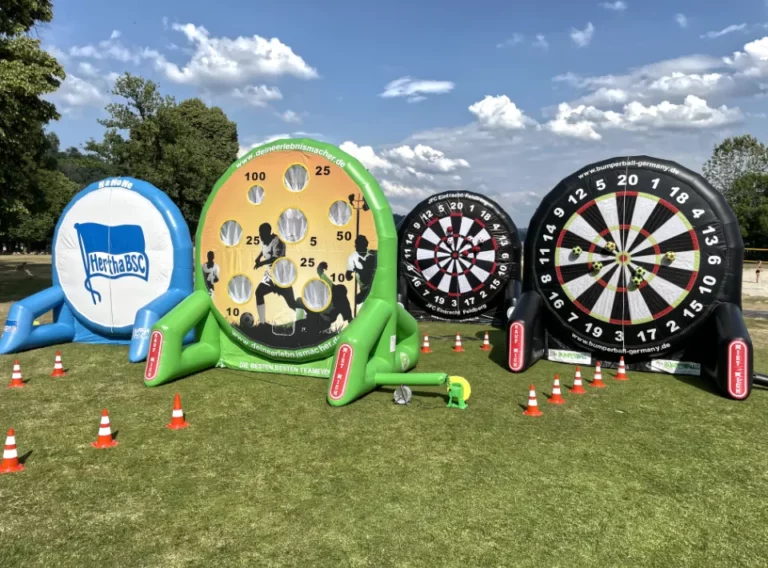 Verkauf-Fußballdarts-Fussballdart-Kaufen-Fußball-Dart-Torwand 4 aufgeblasene Fußball-Darts Module in verschiedenen Designs nebeneinanderstehend auf der Wiese am Seaside Beach Baldeney in Essen