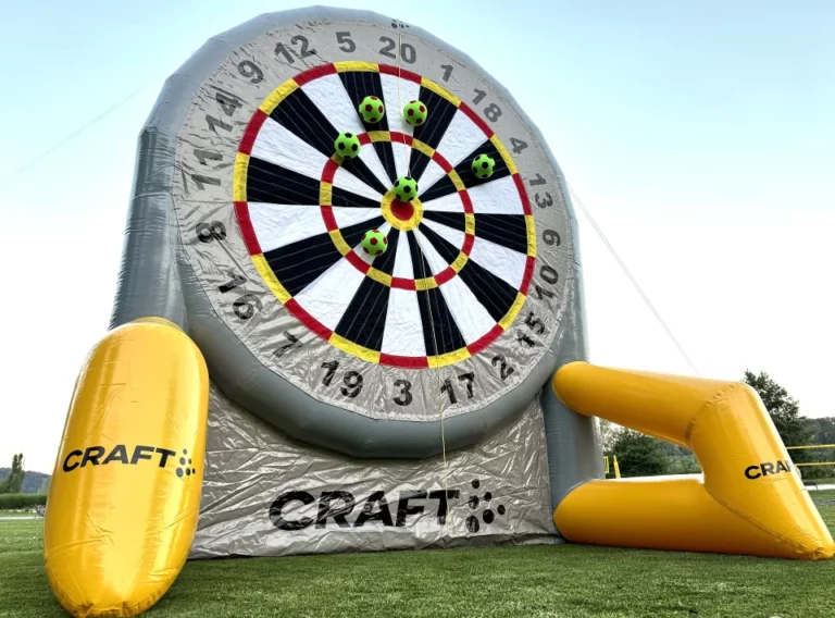 Verkauf-Fußballdarts-Fussballdart-Kaufen-Fußball-Dart-Torwand-CRAFT-Klettwand Individuell hergestelltes Fußball Dart Modul mit Klettbällen auf einer Klettwand der Firma CRAFT