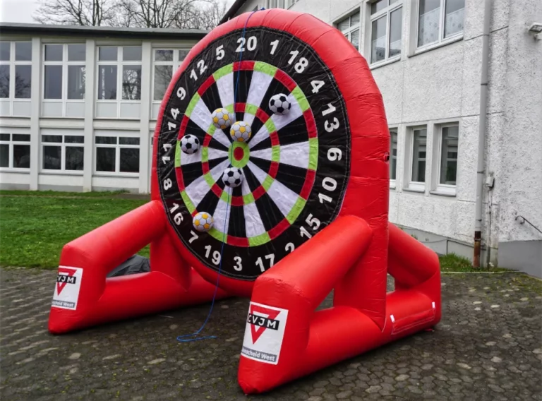 Verkauf-Fußballdarts-Fussballdart-Kaufen-Fußball-Dart-Torwand-CVJM-Luedenscheid Rotes, aufgeblasenes Eventmodul hergestellt als Fußballdart Modul mit einer Klettwand vom CVJM Lüdenscheid West