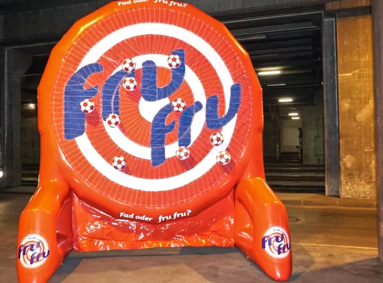 Verkauf-Fußballdarts-Fussballdart-Kaufen-Fußball-Dart-Torwand-Nöm Rotes Fußballdarts Modul mit einer individuell hergestellten Klettwand im Desigen der Firma NÖM AG für das Produkt Fru Fru