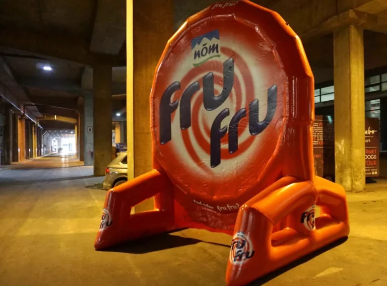 Verkauf-Fußballdarts-Fussballdart-Kaufen-Fußball-Dart-Torwand-Nöm-Fru-Fru Rotes Fußballdarts Eventmodul aufgeblasen mit einer riesigen PVC-Wand und Logo der Firma NÖM AG