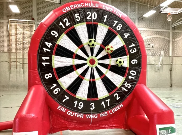 Verkauf-Fußballdarts-Fussballdart-Kaufen-Fußball-Dart-Torwand-Oberschule-Emstek-Klettwand Rotes Fußball-Darts Modul der Oberschule Emstek aufgeblasen in der Turnhalle mit Klettbällen an einer Klettwand