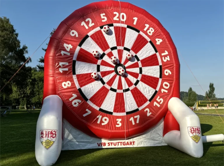 Klettball-Kaufen-Klettbaelle 1 Klettball im Bullseye sowie weitere 5 Klettbälle befinden sich auf einer Klettwand am aufgeblasenen Fußball Dart vom VfB Stuttgart