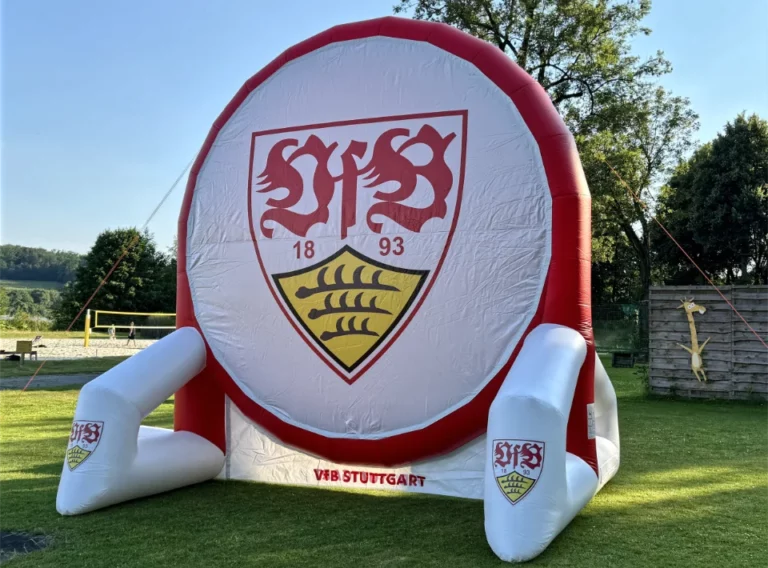 Verkauf-Fußballdarts-Fussballdart-Kaufen-Fußball-Dart-Torwand-VFB-Stuttgart-Logowand Individuell produziertes Fußballdarts Modul vom VfB Stuttgart als aufgeblasenes Eventmodul mit riesigem Logo