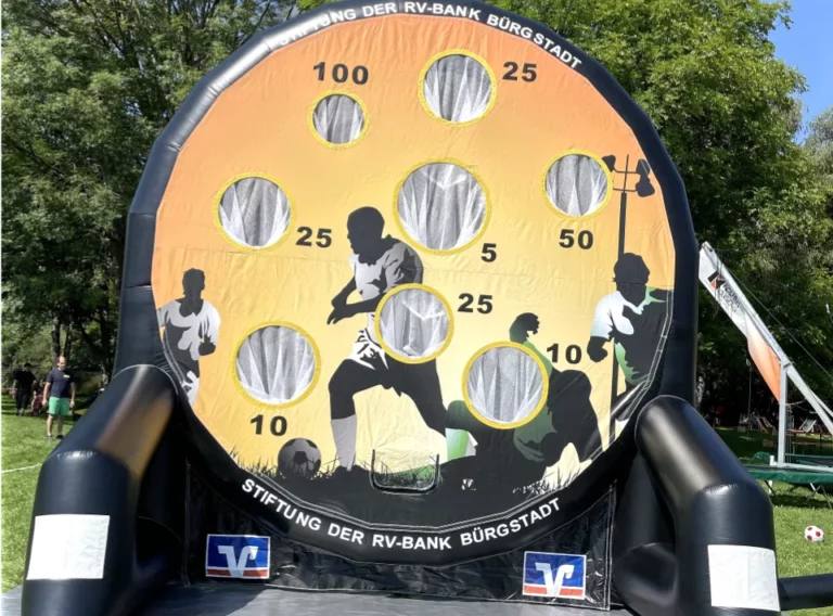 Verkauf-Fußballdarts-Fussballdart-Kaufen-Fußball-Dart-Torwand-Volksbank Schwarzes aufgeblasenes Eventmodul mit einer Spielfläche mit vielen Löchern und Punkten