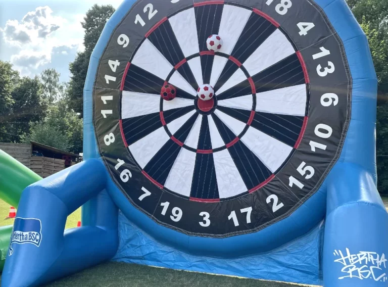 Verkauf-Fußballdarts-Fussballdart-Kaufen-Produktion-Fußball-Dart-Torwand-Hertha-BSC Fußball-Darts Modul mit einem Dartboard aus Klett und Klettbällen