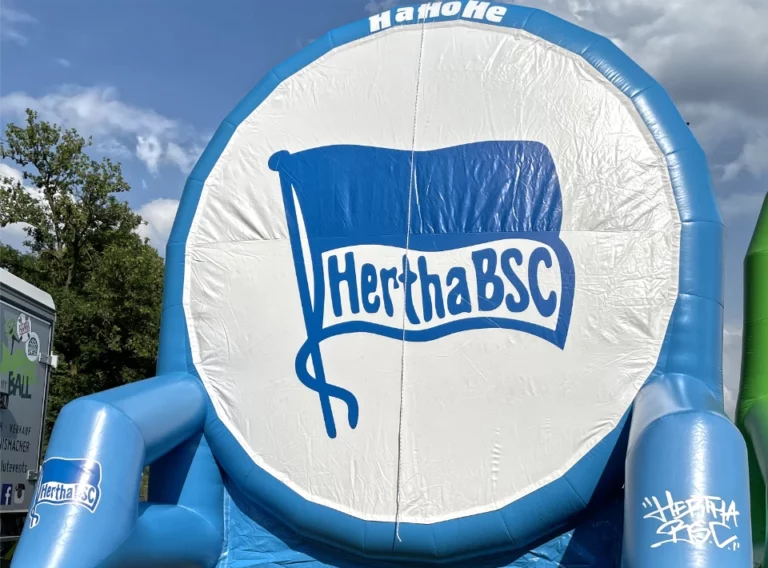 Verkauf-Fußballdarts-Fussballdart-Kaufen-Produktion-Fußball-Dart-Torwand-Hertha-BSC-Berlin aufblasbares Eventmodul als Fussballdarts mit einem großen Logo vom Hertha BSC Berlin