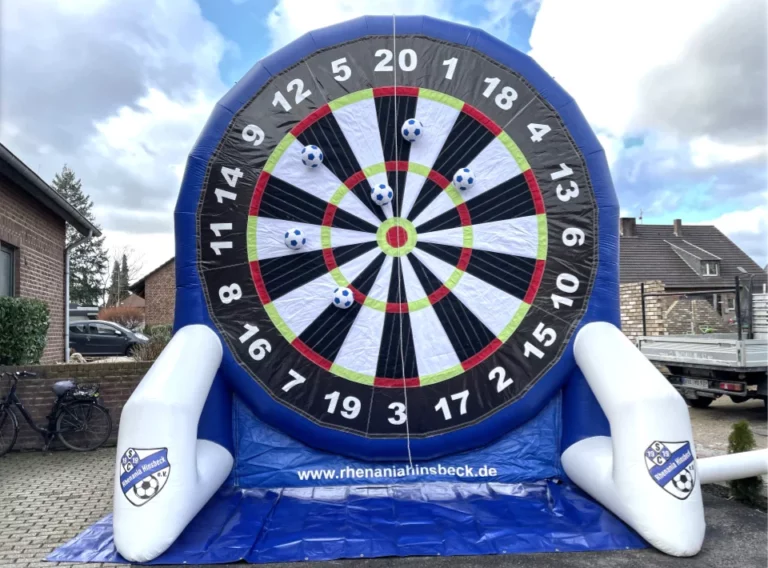 Verkauf-Fußballdarts-Fussballdart-Kaufen-Produktion-Fußball-Dart-Torwand-Rhenania-Hinsbeck Filzbälle an einer riesigen Klettwand von einem aufgeblasenen Fußball Dart Modul von Rhenania Hinsbeck