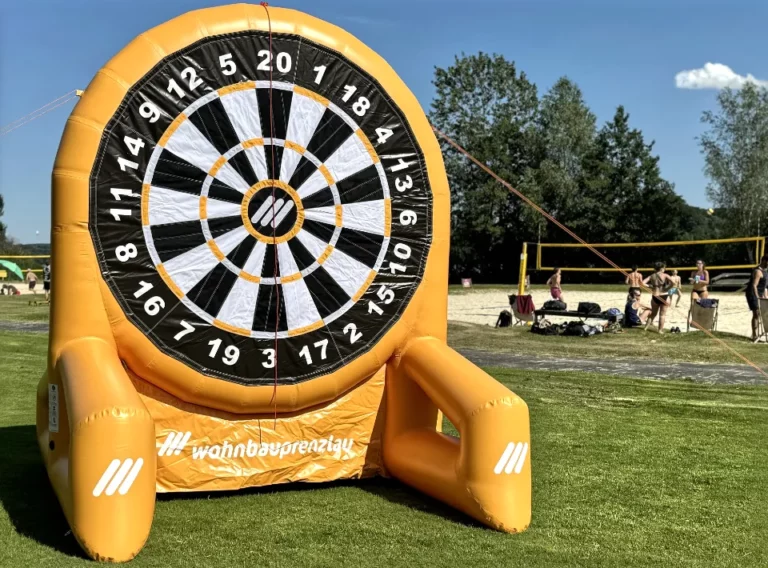 Verkauf-Fußballdarts-Fussballdart-Kaufen-Produktion-Fußball-Dart-Torwand-Wohnbau-Prenzlau Fußballdart Modul in der Farbe orange aufgeblasen auf einer Wiese stehend