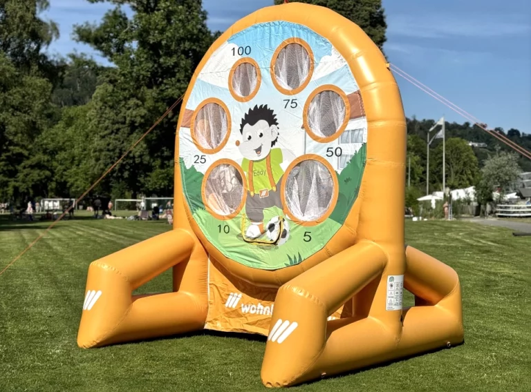 Verkauf-Fußballdarts-Fussballdart-Kaufen-Produktion-Fußball-Dart-Torwand-Wohnbauprenzlau aufgeblasenes eventmodul auf einer wiese im freien