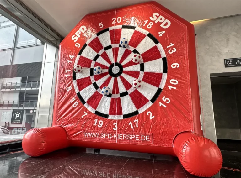 Verkauf-Fußballdarts-Fussballdart-Produktion-Vorderseite-Klettwand-4.0-Meter-SPD Fußball Darts Modul von der SPD mit riesiger Klettwand auf der 6 Klettbälle haften