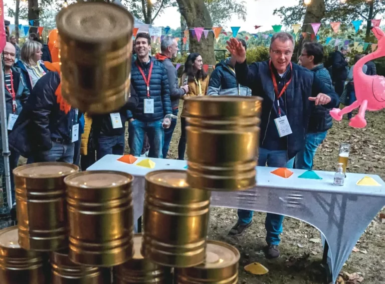 Weihnachtsfeier-Firmenfeier-Teambuilding-Teamevents-Dosenwerfen