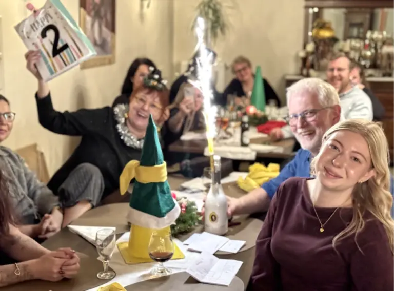 Weihnachtsfeier mit Quizshow – interaktives Teamevent für Firmen Firmen-Weihnachtsfeier mit Quizshow: Team lacht und feiert bei interaktivem Teambuilding-Event