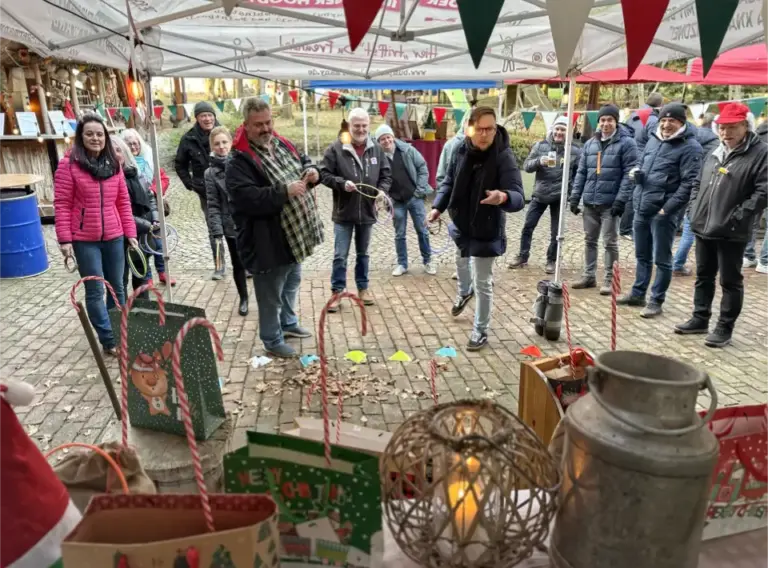 Ringewerfen-Station bei Winterolympiade für Firmenfeiern Teilnehmende spielen Ringewerfen bei einer winterlichen Firmenfeier im Outdoor-Bereich.